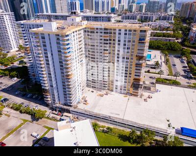 Sunny Isles Beach, FL, USA - 19. Juli 2025: South Florida Ferienwohnung Krise Winston Towers unter großen Reparaturen und Renovierungen neue strenge Zustandsgesetze Stockfoto