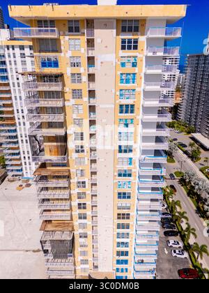 Sunny Isles Beach, FL, USA - 19. Juli 2025: South Florida Ferienwohnung Krise Winston Towers unter großen Reparaturen und Renovierungen neue strenge Zustandsgesetze Stockfoto