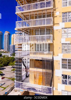 Sunny Isles Beach, FL, USA - 19. Juli 2025: South Florida Ferienwohnung Krise Winston Towers unter großen Reparaturen und Renovierungen neue strenge Zustandsgesetze Stockfoto