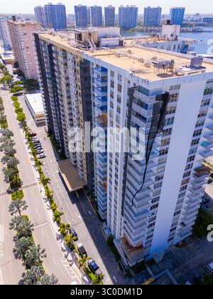 Sunny Isles Beach, FL, USA - 19. Juli 2025: South Florida Ferienwohnung Krise Winston Towers unter großen Reparaturen und Renovierungen neue strenge Zustandsgesetze Stockfoto