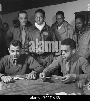 15. August 2018 - Ramitelli, Italien - Tuskegee Airmen spielen Karten im Officers' Club, sitzen von links nach rechts: Robert Spurlock, Washington, DC; Harold M. Morris, Seattle, WA, Klasse 44-D.. Stehend, von links nach rechts: Conrad A. Johnson, New York, NY, Klasse 44-G; Ronald W. Reeves, Washington, DC, Klasse 44-G; Leroy Roberts, Jr., Toccoa, GA, Klasse 44-E; Calvin J. Spann, Rutherford, NJ, Klasse 44-G, Ramitelli, Italien, Toni Frissell, März 1945 (Bild: © JT Vintage/Glasshouse Via ZUMA Wire) Stockfoto