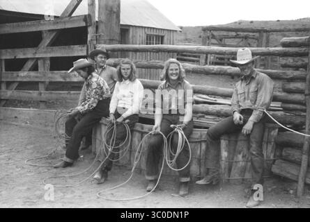 21. August 2018 - Montana, USA - Gruppe der Menschen, die beim Ranch Rodeo Contest das Seil werfen lernen, Brewster Arnold Quarter Circle U Ranch, Birney, Montana, USA, Arthur Rothstein, Farm Security Administration, Juni 1939 (Kreditbild: © JT Vintage/Glasshouse Via ZUMA Wire) Stockfoto