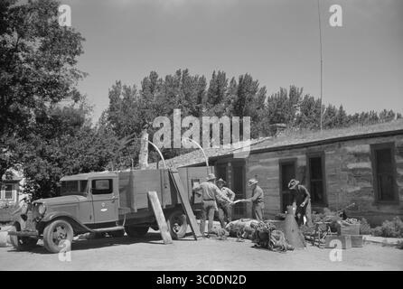August 2018 - Montana, USA - Cowboys Loading Roundup Trucks, Quarter Circle U Ranch, Big Horn County, Montana, USA, Arthur Rothstein, Farm Security Administration, Juni 1939 (Kreditbild: © JT Vintage/Glasshouse Via ZUMA Wire) Stockfoto