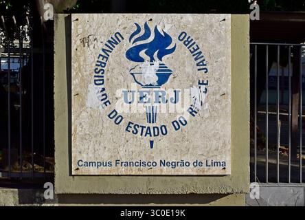RIO DE JANEIRO, BRASILIEN - 19. Juni 2025: Emblem der Staatlichen Universität Rio de Janeiro (UERJ) Stockfoto