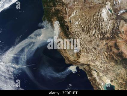 9. November 2018 - Kalifornien, USA - 5 Menschen sind gestorben und fast 30.000 Menschen wurden gezwungen, zu evakuieren, als das Lagerfeuer durch Paradise, etwa 180 Meilen nordöstlich von San Francisco, brach. Das MODIS-Spektrometer (moderate Resolution Imaging Spectrometer) auf dem Terra-Satelliten der NASA erfasste das natürliche Farbbild. Das High-Resolution Rapid Refresh Smoke Modell, das Daten von NOAA- und NASA-Satelliten verwendet, zeigt, dass sich der Rauch weiter nach Westen ausbreiten sollte. Das Bild zeigt auch zwei weitere Brände in Südkalifornien, das Hill- und das Woolsey-Feuer. (Kreditbild: © NASA via ZUMA Wire) Stockfoto