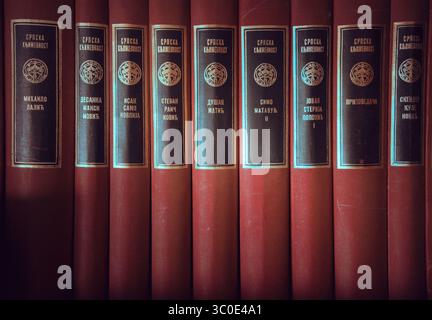 Cacak, Serbien - 12. Juli 2025: Bücher auf dem Regal, serbische Literatur, einige berühmte Werke berühmter Schriftsteller aus dem 20. Jahrhundert. Stockfoto