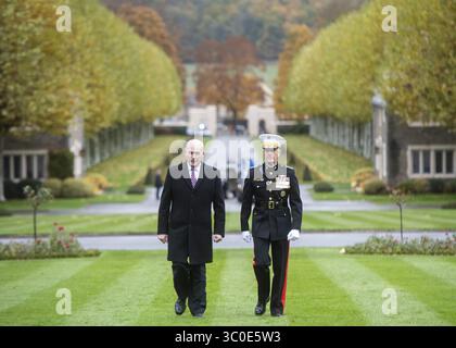 10. November 2018: Belleau Wood, Frankreich: General Joseph Dunford, Vorsitzender der US-amerikanischen Generalstabschefs, rechts, geht mit John Kelly, Stabschef des Weißen Hauses, links, während einer Zeremonie auf dem Aisne-Marne-amerikanischen Friedhof in der Nähe des Schlachtfelds des Ersten Weltkriegs von Belleau Wood, 10. November 2018 in Belleau, Frankreich. Präsident Donald Trump sollte an der Zeremonie teilnehmen, wurde aber wegen schlechtem Wetter abgesagt. (Bild: © Dominique A. Pineiro Via ZUMA Wire) Stockfoto
