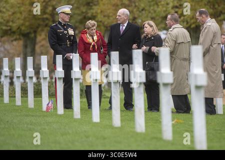 10. November 2018: Belleau Wood, Frankreich: General Joseph Dunford, Vorsitzender der US-amerikanischen Generalstabschefs, links, John Kelly, rechts, und ihre Ehefrauen besuchen den Aisne-Marne-amerikanischen Friedhof in der Nähe des Schlachtfelds des Ersten Weltkriegs von Belleau Wood am 10. November 2018 in Belleau, Frankreich. Präsident Donald Trump sollte an der Zeremonie teilnehmen, wurde aber wegen schlechtem Wetter abgesagt. (Bild: © Dominique A. Pineiro Via ZUMA Wire) Stockfoto