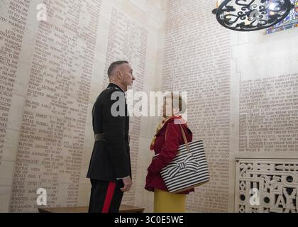 10. November 2018: Belleau Wood, Frankreich - der Vorsitzende der US-amerikanischen Generalstabschefs, General Joseph Dunford, und seine Frau Ellyn Dunford besuchen die Kapelle, in der die Namen amerikanischer Soldaten auf dem amerikanischen Friedhof Aisne-Marne in der Nähe des Schlachtfeldes von Belleau Wood, 10. November 2018, in Belleau, Frankreich, eingetragen sind. Präsident Donald Trump sollte an der Zeremonie teilnehmen, wurde aber wegen schlechtem Wetter abgesagt. (Bild: © Dominique A. Pineiro Via ZUMA Wire) Stockfoto