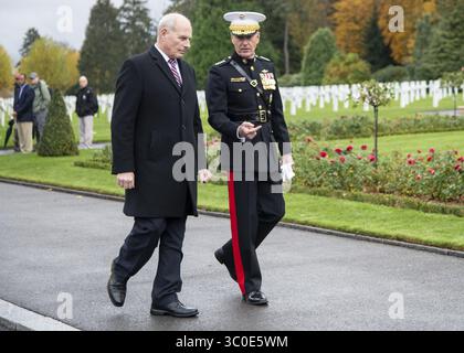 10. November 2018: Belleau Wood, Frankreich: General Joseph Dunford, Vorsitzender der US-amerikanischen Generalstabschefs, rechts, geht mit John Kelly, Stabschef des Weißen Hauses, links, während einer Zeremonie auf dem Aisne-Marne-amerikanischen Friedhof in der Nähe des Schlachtfelds des Ersten Weltkriegs von Belleau Wood, 10. November 2018 in Belleau, Frankreich. Präsident Donald Trump sollte an der Zeremonie teilnehmen, wurde aber wegen schlechtem Wetter abgesagt. (Bild: © Dominique A. Pineiro Via ZUMA Wire) Stockfoto