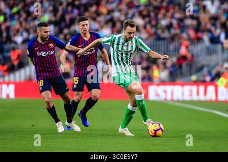 11. November 2018 - Barcelona, BARCELONA, SPANIEN - 16 Loren von Real Betis Balompie verteidigt durch 18 Jordi Alba aus Spanien vom FC Barcelona und 15 Lenglet aus Frankreich vom FC Barcelona während des spanischen Meisterschaftsspiels La Liga El Classico zwischen dem FC Barcelona und Real Sociedad am 28. Oktober 2018 im Camp Nou Stadion in Barcelona, Spanien. (Kreditbild: © AFP7 via ZUMA Wire) Stockfoto