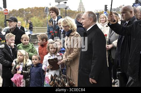 11. November 2018 – Paris, Frankreich – der russische Präsident Wladimir Putin ziert Blumen auf dem Denkmal für Offiziere und Soldaten der russischen Expeditionstruppe, die während des hundertjährigen Gedenktages zum Waffenstillstand am 11. November 2018 in Paris in Frankreich kämpften. (Bild: © Kreml Pool via ZUMA Wire) Stockfoto