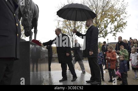 11. November 2018 – Paris, Frankreich – der russische Präsident Wladimir Putin ziert Blumen auf dem Denkmal für Offiziere und Soldaten der russischen Expeditionstruppe, die während des hundertjährigen Gedenktages zum Waffenstillstand am 11. November 2018 in Paris in Frankreich kämpften. (Bild: © Kreml Pool via ZUMA Wire) Stockfoto