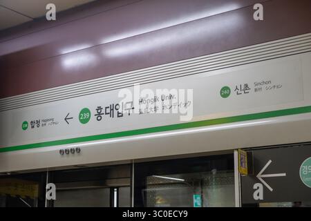 Seoul, Südkorea - 17. Juni 2025: Beschilderung der Hongik University Station am Bahnsteig. Es ist die Station der Seoul U-Bahn Linie 2 Stockfoto