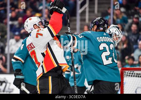 11. November 2018: San Jose Sharks Forward Barclay Goodrow (23) schiebt Calgary Flames Forward Mark Jankowski (77) während des NHL-Spiels zwischen den Calgary Flames und den San Jose Sharks im SAP Center in San Jose, Kalifornien. Chris Brown/CSM(Kreditbild: &Copy; Chris Brown/CSM via ZUMA Wire) Stockfoto