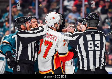 11. November 2018: San Jose Sharks Forward Barclay Goodrow (23) schiebt Calgary Flames Forward Mark Jankowski (77) während des NHL-Spiels zwischen den Calgary Flames und den San Jose Sharks im SAP Center in San Jose, Kalifornien. Chris Brown/CSM(Kreditbild: &Copy; Chris Brown/CSM via ZUMA Wire) Stockfoto