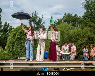 Beuningen, Gelderland, Niederlande. Juli 2025. Man sieht Leute, die Regenschirme halten, während sie die Spaziergänger anfeuern. Die International Four Days Marches (auf Niederländisch „de Vierdaagse“) sind die weltweit größte mehrtägige Wanderveranstaltung mit rund 47,000 Teilnehmern (Credit Image: © Ana Fernandez/SOPA images via ZUMA Press Wire). Nicht für kommerzielle ZWECKE! Stockfoto