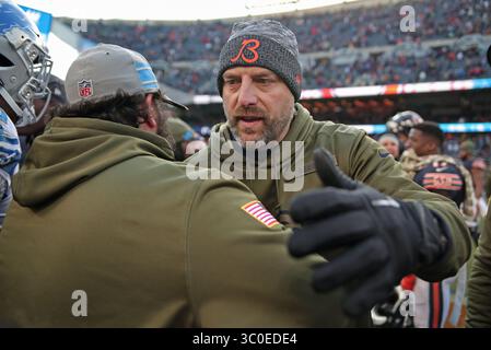 11. November 2018: Chicago, Illinois, USA – Matt Nagy, Coach der Chicago Bears und Matt Patricia, Cheftrainer der Detroit Lions, schütteln sich nach dem Spiel die Hände während eines Spiels zwischen den Chicago Bears und den Detroit Lions am 11. November 2018 im Soldier Field in Chicago, Illinois. (Kreditbild: © Wes Hight/ZUMA Wire) Stockfoto