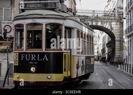 29. Oktober 2018 - Lissabon, Portugal - das seit 1873 in Betrieb befindliche Straßenbahnnetz von Lissabon umfasst derzeit sechs Stadtlinien. 1901 wurde das Netz elektrifiziert. Der Niedergang des Netzes begann mit dem Bau der Lissabonner U-Bahn, aber die sechs verbleibenden Linien sind immer noch sehr wichtig, da Abschnitte der Stadttopographie nur mit kleinen Straßenbahnen überquert werden können. (Bild: © Nir Alon/ZUMA Wire) Stockfoto