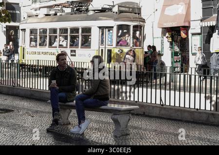 29. Oktober 2018 - Lissabon, Portugal - das seit 1873 in Betrieb befindliche Straßenbahnnetz von Lissabon umfasst derzeit sechs Stadtlinien. 1901 wurde das Netz elektrifiziert. Der Niedergang des Netzes begann mit dem Bau der Lissabonner U-Bahn, aber die sechs verbleibenden Linien sind immer noch sehr wichtig, da Abschnitte der Stadttopographie nur mit kleinen Straßenbahnen überquert werden können. (Bild: © Nir Alon/ZUMA Wire) Stockfoto
