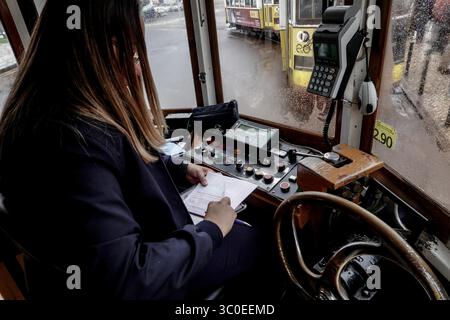 31. Oktober 2018 - Lissabon, Portugal - das seit 1873 in Betrieb befindliche Straßenbahnnetz von Lissabon umfasst derzeit sechs Stadtlinien. 1901 wurde das Netz elektrifiziert. Der Niedergang des Netzes begann mit dem Bau der Lissabonner U-Bahn, aber die sechs verbleibenden Linien sind immer noch sehr wichtig, da Abschnitte der Stadttopographie nur mit kleinen Straßenbahnen überquert werden können. (Bild: © Nir Alon/ZUMA Wire) Stockfoto