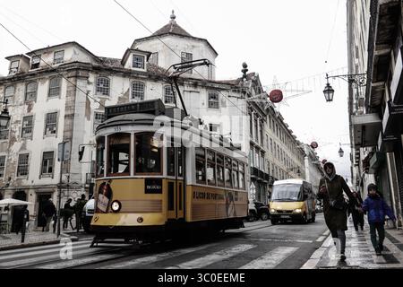 29. Oktober 2018 - Lissabon, Portugal - das seit 1873 in Betrieb befindliche Straßenbahnnetz von Lissabon umfasst derzeit sechs Stadtlinien. 1901 wurde das Netz elektrifiziert. Der Niedergang des Netzes begann mit dem Bau der Lissabonner U-Bahn, aber die sechs verbleibenden Linien sind immer noch sehr wichtig, da Abschnitte der Stadttopographie nur mit kleinen Straßenbahnen überquert werden können. (Bild: © Nir Alon/ZUMA Wire) Stockfoto