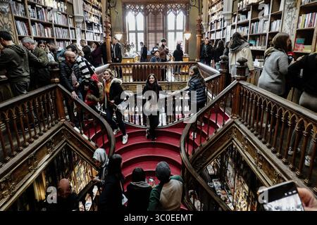2. November 2018 - Porto, Portugal - Livraria Lello, der Buchladen von Lello, aus dem Jahr 1906, besticht durch eine einzigartige Architektur, die Elemente der Neogotik, des Art déco und des Jugendstils vereint. Dazu gehören komplizierte Holzarbeiten, ein großes Buntglasfenster und eine rote Wendeltreppe, die als eine Treppe beginnt und sich in zwei Teile teilt, die sich in einem kreisförmigen Design verbinden. Es ist dieser Ort, der J.K. Rowlings Auffassung über die aufwendige Grand Staircase der Hogwarts School of Witchcraft and Wizardry inspiriert haben könnte, bekannt dafür, seine Konfiguration ohne Vorankündigung zu ändern, da Rowling ein Bewohner von Porto war Stockfoto