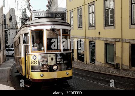 29. Oktober 2018 - Lissabon, Portugal - das seit 1873 in Betrieb befindliche Straßenbahnnetz von Lissabon umfasst derzeit sechs Stadtlinien. 1901 wurde das Netz elektrifiziert. Der Niedergang des Netzes begann mit dem Bau der Lissabonner U-Bahn, aber die sechs verbleibenden Linien sind immer noch sehr wichtig, da Abschnitte der Stadttopographie nur mit kleinen Straßenbahnen überquert werden können. (Bild: © Nir Alon/ZUMA Wire) Stockfoto