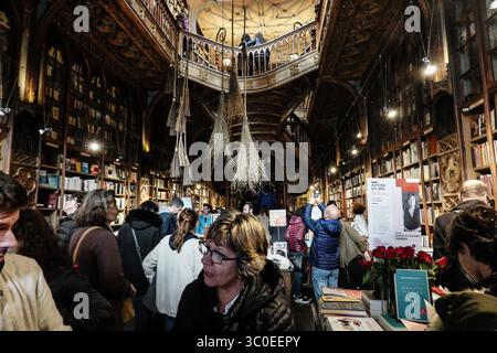2. November 2018 - Porto, Portugal - Livraria Lello, der Buchladen von Lello, aus dem Jahr 1906, besticht durch eine einzigartige Architektur, die Elemente der Neogotik, des Art déco und des Jugendstils vereint. Dazu gehören komplizierte Holzarbeiten, ein großes Buntglasfenster und eine rote Wendeltreppe, die als eine Treppe beginnt und sich in zwei Teile teilt, die sich in einem kreisförmigen Design verbinden. Es ist dieser Ort, der J.K. Rowlings Auffassung über die aufwendige Grand Staircase der Hogwarts School of Witchcraft and Wizardry inspiriert haben könnte, bekannt dafür, seine Konfiguration ohne Vorankündigung zu ändern, da Rowling ein Bewohner von Porto war Stockfoto