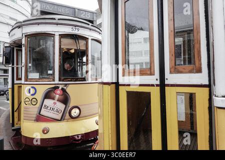 31. Oktober 2018 - Lissabon, Portugal - das seit 1873 in Betrieb befindliche Straßenbahnnetz von Lissabon umfasst derzeit sechs Stadtlinien. 1901 wurde das Netz elektrifiziert. Der Niedergang des Netzes begann mit dem Bau der Lissabonner U-Bahn, aber die sechs verbleibenden Linien sind immer noch sehr wichtig, da Abschnitte der Stadttopographie nur mit kleinen Straßenbahnen überquert werden können. (Bild: © Nir Alon/ZUMA Wire) Stockfoto