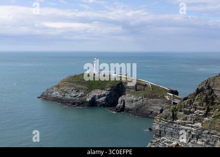 South Stack Lighthouse an einem sonnigen Tag. Anglesey, Wales, Großbritannien Stockfoto
