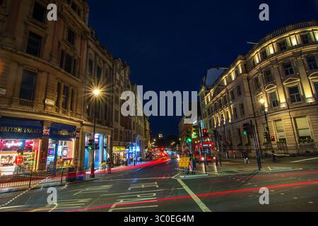 Blick hinunter nach Whitehall in Richtung Big Ben bei Nacht, London, England, Großbritannien. Stockfoto
