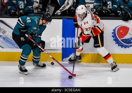 11. November 2018: Der San Jose Sharks Forward Tomas Hertl (48) kämpft mit dem Calgary Flames Forward Sean Monahan (23) um den Puck während des NHL-Spiels zwischen den Calgary Flames und den San Jose Sharks im SAP Center in San Jose, Kalifornien. Chris Brown/CSM(Kreditbild: &Copy; Chris Brown/CSM via ZUMA Wire) Stockfoto