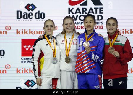 10. November 2018: Madrid, Spanien - die polnische Karateka Dorota Banaszczyk hat sich für ein Foto posiert, nachdem sie bei der 24. Karate-Weltmeisterschaft in Madrid die Goldmedaille der Frauen unter 55 kg gewonnen hatte. (Credit Image: © Manu Reino/SOPA Images via ZUMA Wire) Stockfoto