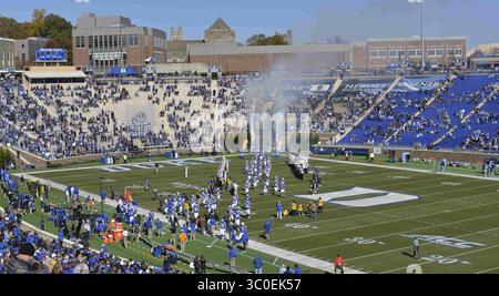 10. November 2018: Durham, North Carolina, USA: Duke betritt das Feld. Die Duke Blue Devils spielten die North Carolina Tar Heels in einem Fußballspiel, das am Samstag, den 10. November 2018 auf dem Brooks Field im Wallace Wade Stadium in Durham, N.C. stattfand. (Foto: © Fabian Radulescu/ZUMA Wire) Stockfoto