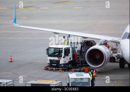 17. Juli 2025, Brandenburg, Schönefeld: Ein Mitarbeiter betankt ein Flugzeug am BER-Flughafenterminal mit Kerosin. Am Donnerstag, den 24. Juli 2025, beginnen die Sommerschulferien in Berlin und Brandenburg. Foto: Christophe Gateau/dpa Stockfoto