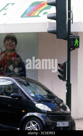 Smart Car am Green Walk Signal, Bordeaux Street Scene Stockfoto