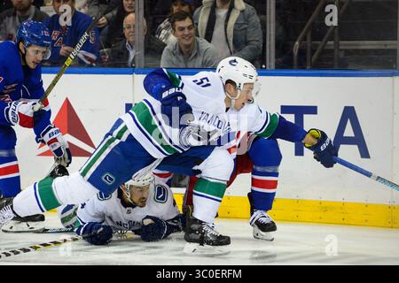 12. November 2018: Der Vancouver Canucks-Verteidiger Michael Del Zotto (4) landet unter dem Vancouver Canucks-Verteidiger Troy Stecher (51) während des Spiels zwischen den New York Rangers und den Vancouver Canucks im Madison Square Garden in Manhattan, New York. Die New York Rangers besiegen die Vancouver Canucks mit 2:1. Obligatorischer Kredit: Kostas Lymperopoulos/CSM (Kredit-Bild: &Copy; Kostas Lymperopoulos/CSM via ZUMA Wire) Stockfoto