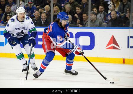 12. November 2018: Das New York Rangers Center Mika Zibanejad (93) kümmert sich um den Puck von Erik Gudbranson (44) während des Spiels zwischen den New York Rangers und den Vancouver Canucks im Madison Square Garden in Manhattan. Die New York Rangers besiegen die Vancouver Canucks mit 2:1. Obligatorischer Kredit: Kostas Lymperopoulos/CSM (Kredit-Bild: &Copy; Kostas Lymperopoulos/CSM via ZUMA Wire) Stockfoto