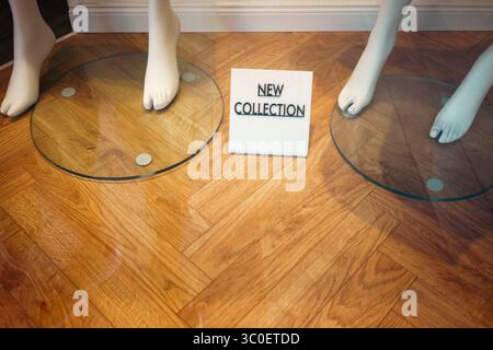 Eine neue Kollektion als Benachrichtigung im Fenster eines Modegeschäfts. Stockfoto