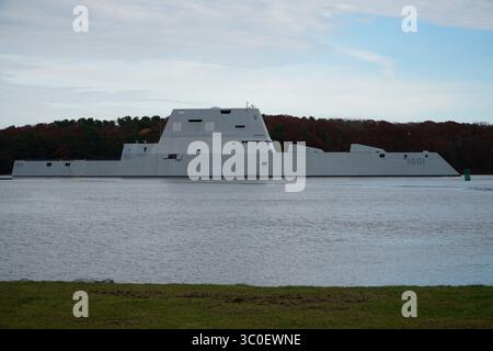Der zukünftige Raketenzerstörer USS Michael Monsoor (DDG 1001) verlässt die Bath Iron Works Werft. Michael Monsoor ist auf dem Weg nach Coronado, Kalifornien, wo er am 26. Januar 2019 in Betrieb genommen wird. Nach der Inbetriebnahme wird Michael Monsoor mit der Aktivierung, dem Testen und dem Testen der Kampfsysteme beginnen. Michael Monsoor ist das zweite von drei Zerstörern der Zumwalt-Klasse. Stockfoto