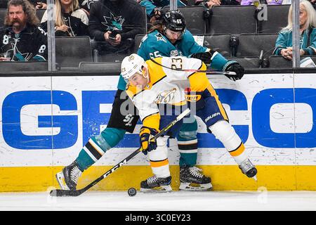 13. November 2018: Predator Stürmer Rocco Grimaldi (23) kämpft im SAP Center in San Jose, Kalifornien, gegen den Verteidiger Erik Karlsson (65) im NHL-Spiel zwischen den Nashville Predators und den San Jose Sharks. Chris Brown/CSM(Kreditbild: &Copy; Chris Brown/CSM via ZUMA Wire) Stockfoto