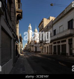 MONTEVIDEO, URUGUAY – Blick entlang der Buenos-Aires-Straße im Stadtteil Ciudad Vieja mit dem historischen Palacio Amezaga im Hintergrund, das alte Viertel von Montevideo Stockfoto