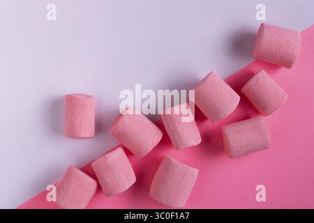 Rosa Marshmallow liegt auf weißem Papier, Kopierraum Stockfoto