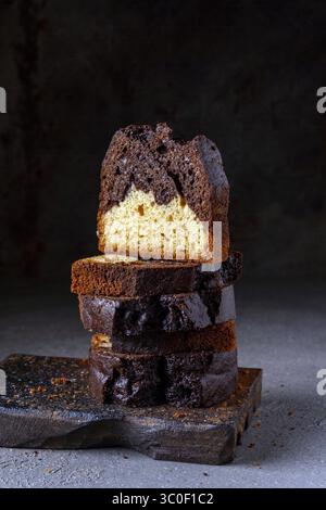 Cupcakes liegen auf einem Holzbrett, dunkles Foto Stockfoto