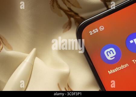 Dhaka, Bangladesch, 07. Mai 2025: Mastodon-App-Symbol wird auf dem Smartphone angezeigt Stockfoto