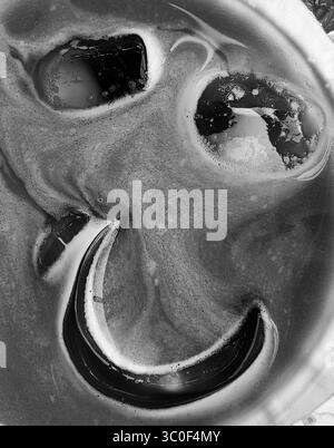 Iced Coffee Smile: Abstrakter Ausdruck der Sommererfrischung. Einfarbige Farbtöne. Stockfoto