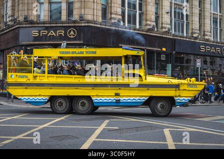 Yellow Viking Splash Tours Touristenamphibienfahrzeug im Stadtzentrum von Dublin. Stockfoto