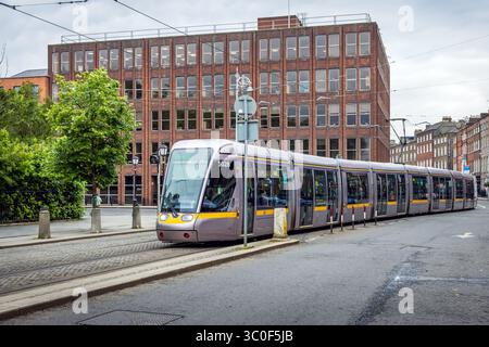 Die moderne Dubliner Straßenbahn, bekannt als Luas, Irland Stockfoto