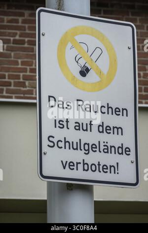 Nahaufnahme eines Rauchverbots, das darauf hinweist, dass das Rauchen auf dem Schulgelände verboten ist, um eine gesunde Umwelt zu fördern Stockfoto